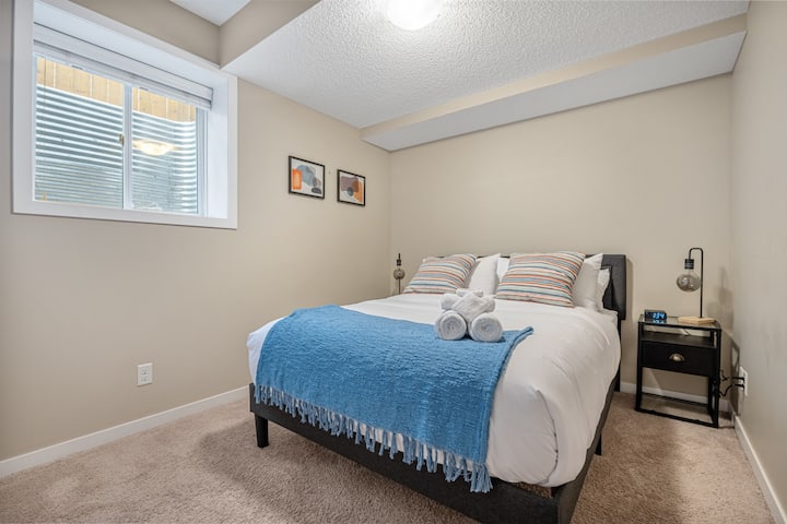 سرير بحجم كوين وغرفة النوم هذه ذات نافذة خروج كبيرة ومشرقة تجعل الوحدة السفلية مشرقة خلال النهار. تحافظ الستائر الكاملة على إطفاء الضوء حسب الضرورة.