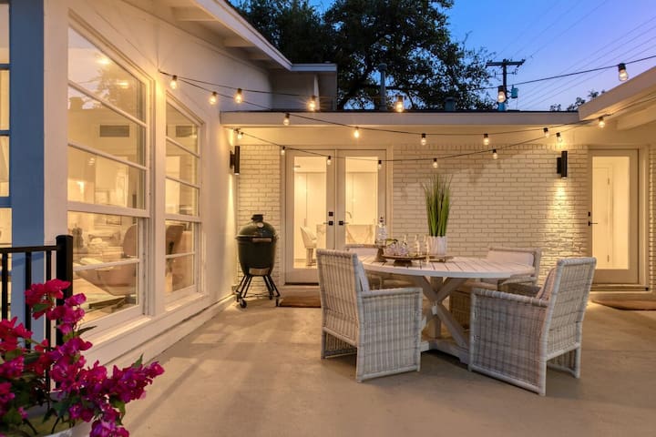 Downtown | Heated Pool | Hot Tub | Ping Pong gallery image 4