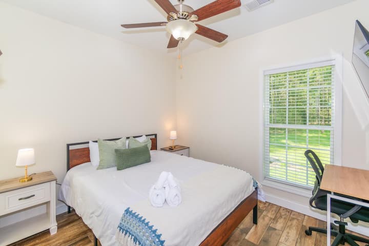 მეოთხე საძინებელი Roku-ს სმარტ-ტელევიზორითა და სამუშაო მაგიდით (Queen Bed)