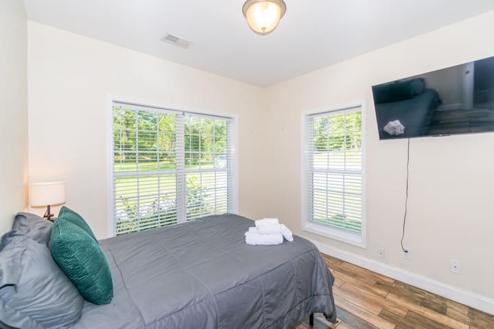 მე-2 საძინებელი გონიერი ეკრანით Roku TV