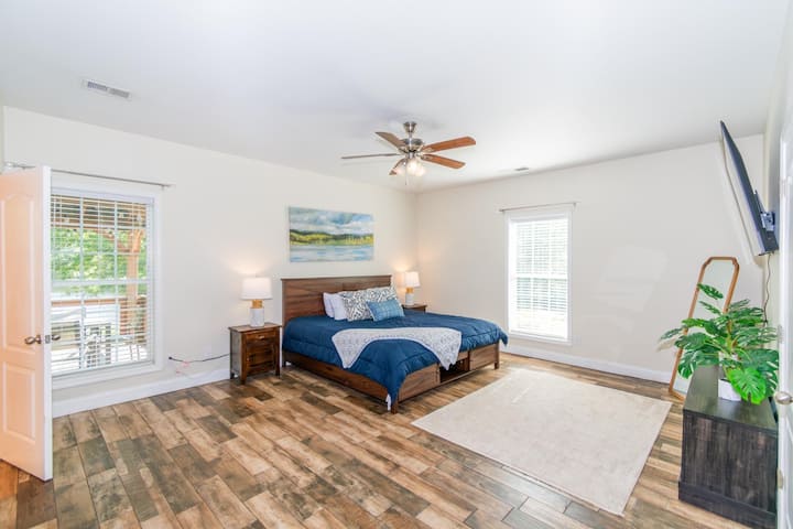 Მთავარი საძინებელი ბრტყელეკრანიანი Roku დიდი სმარტ-ტელევიზორით (დიდი საწოლი)