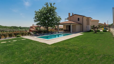 Popular Airbnb listing: Villa Stefany by Villas Guide in Montižana Montisana