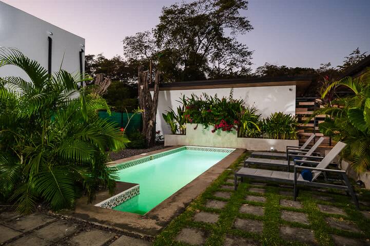 Villa Serenity 6 bedroom - 1 minute to the beach
