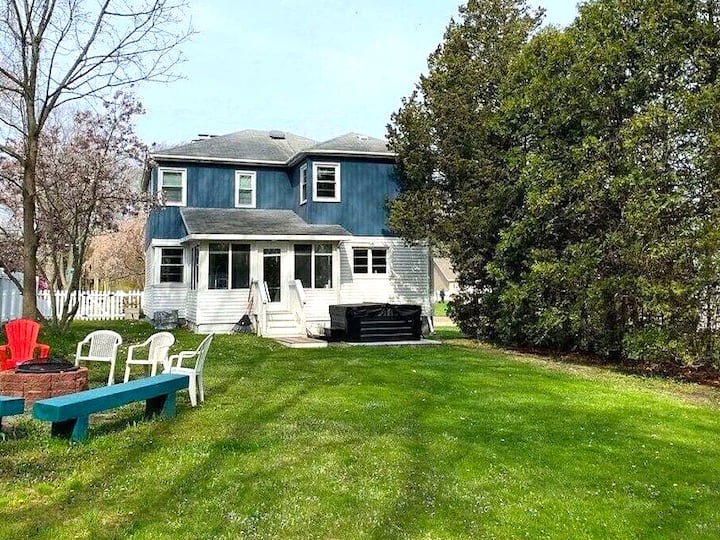 Scenic Ravine, Large Backyard, Hot Tub - South Haven, MI