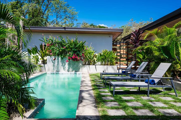 Villa Serenity 2 Bedroom 1 min walk to the beach