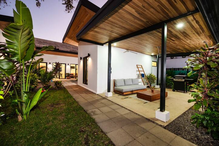 Villa Serenity 4 bedroom 1 min walk to the beach