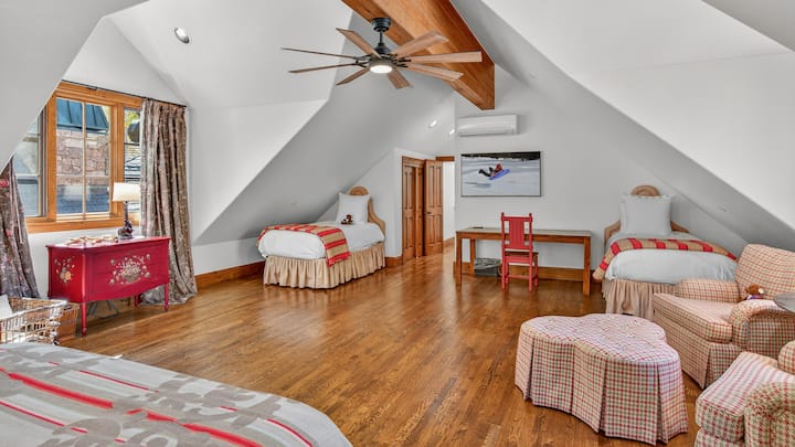 Bedroom 6, Upper Level - 1 king bed, 4 twin beds