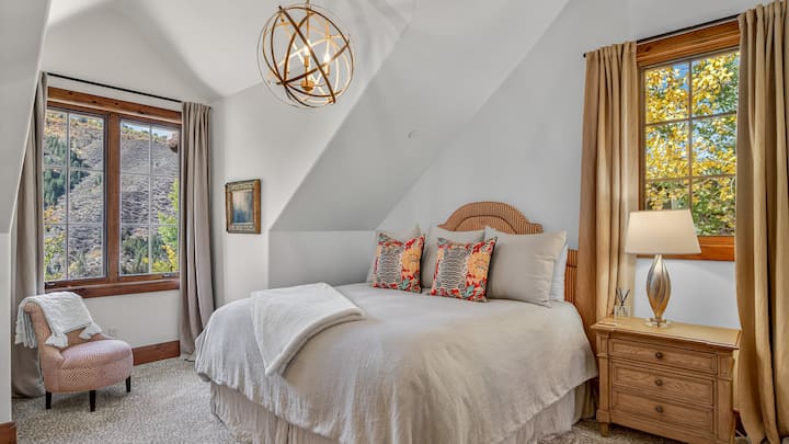 Bedroom 5, Upper Level - King suite