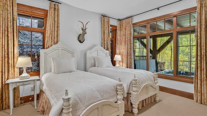 Bedroom 4, Lower Level - 2 twin beds