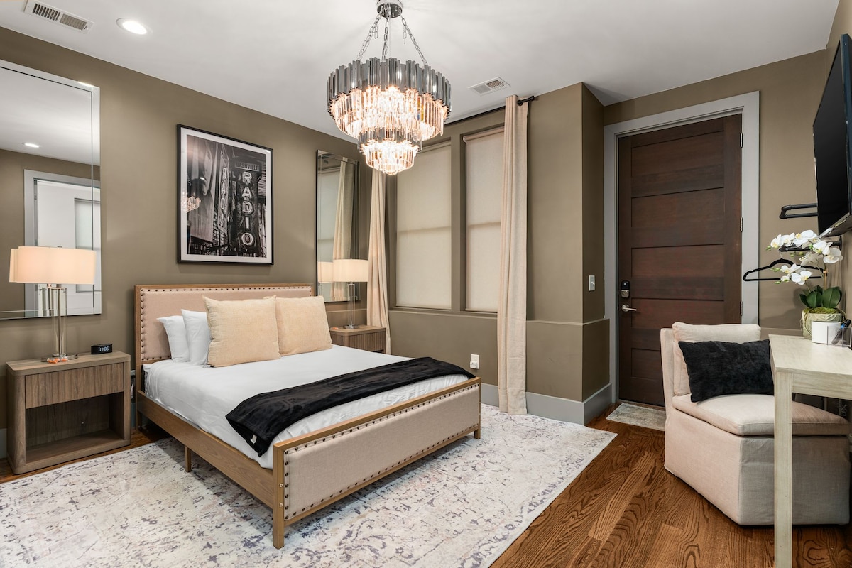 Брачна спална соба со сопствена гарсониера со кујничка, телевизор, биро и целосна сопствена бања со када