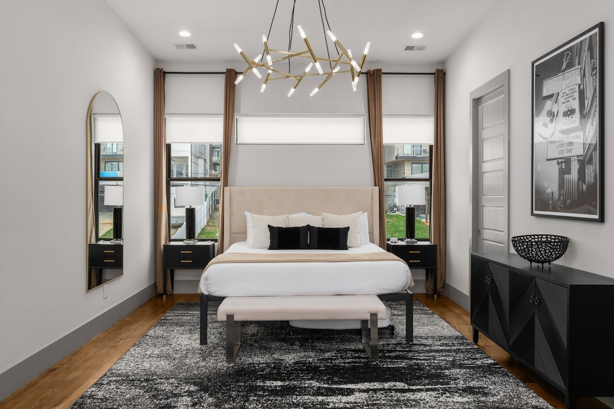 Главен апартман со брачен кревет (широк 180-220 см) + 2 единечни и сопствена бања со тоалет