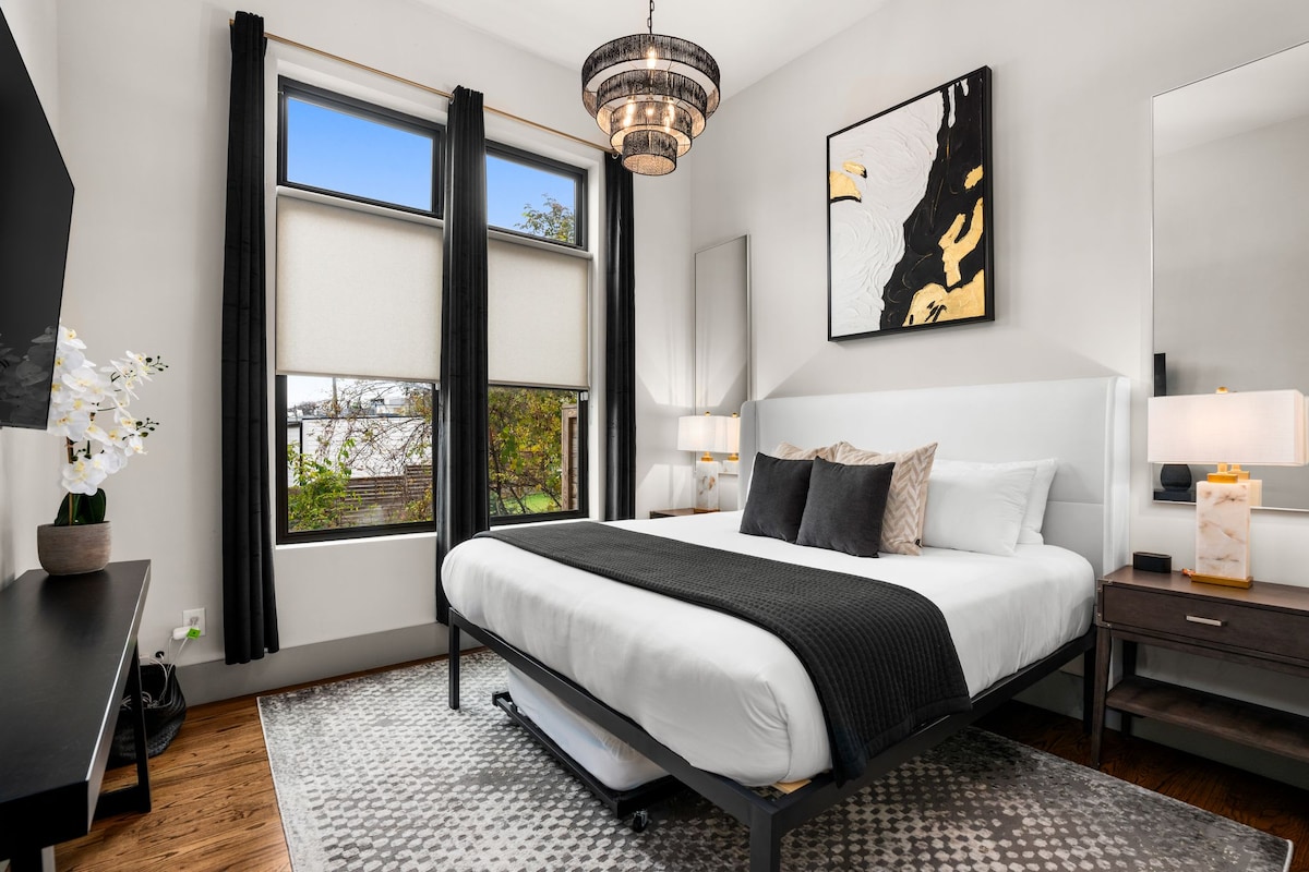 Брачна спална соба + брачен кревет (широк 180-220 см) и сопствена бања со тоалет