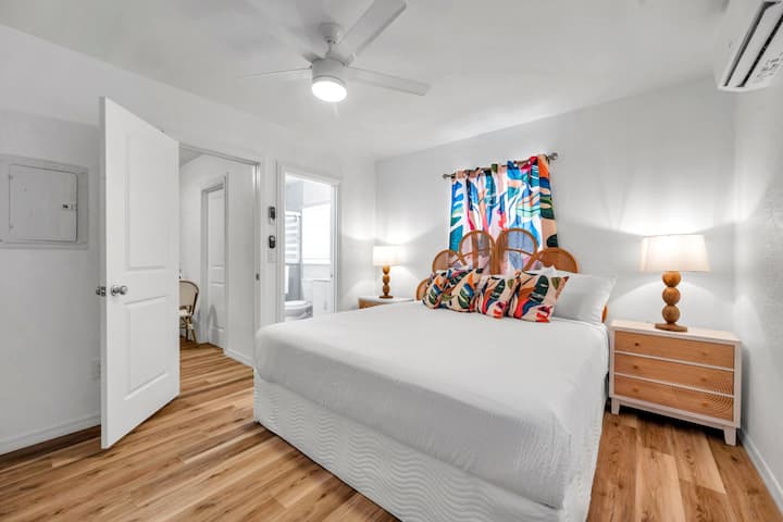 Retiro tranquilo no quarto com decoração simples e atmosfera calma para noites tranquilas.