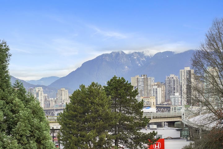 Mountain City View Loft, Central Location - Vancouver
