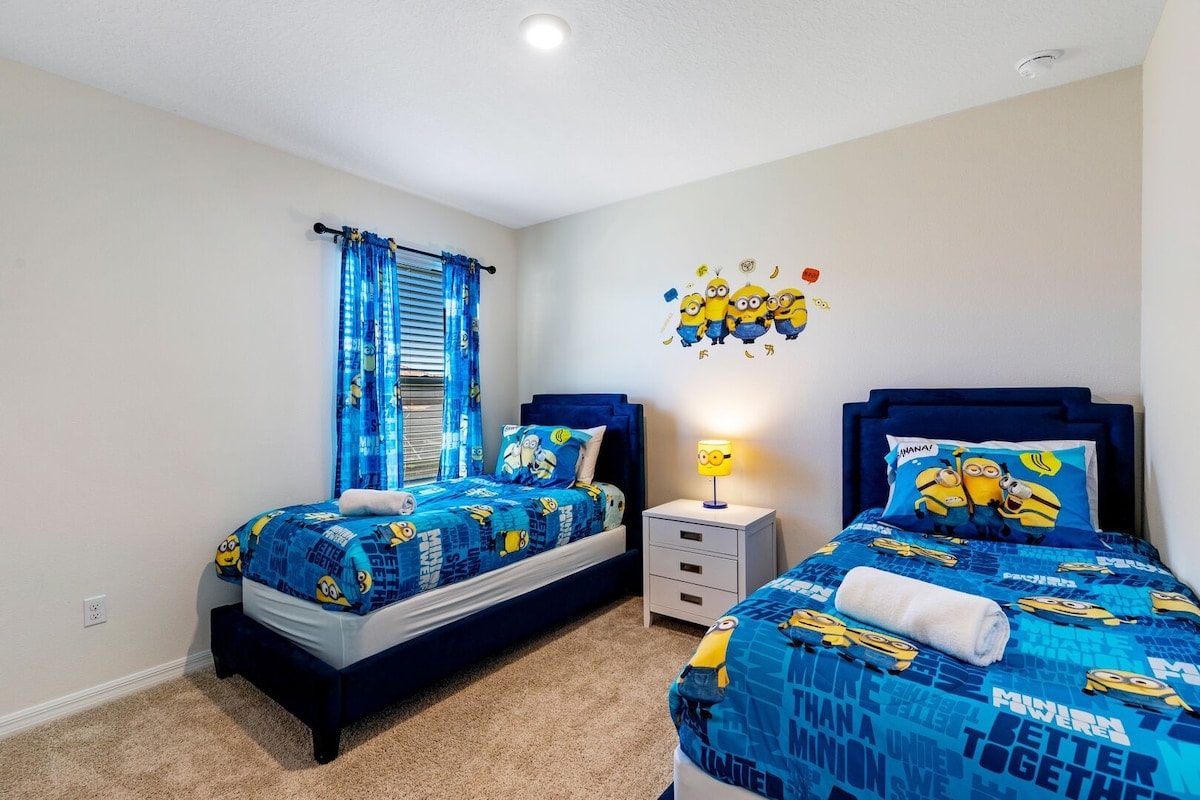 Stap in een wereld van gelach en kattenkwaad met deze prachtige Minions-slaapkamer met twee eenpersoonsbedden, perfect voor jonge fans van de lieve gele handlangers!