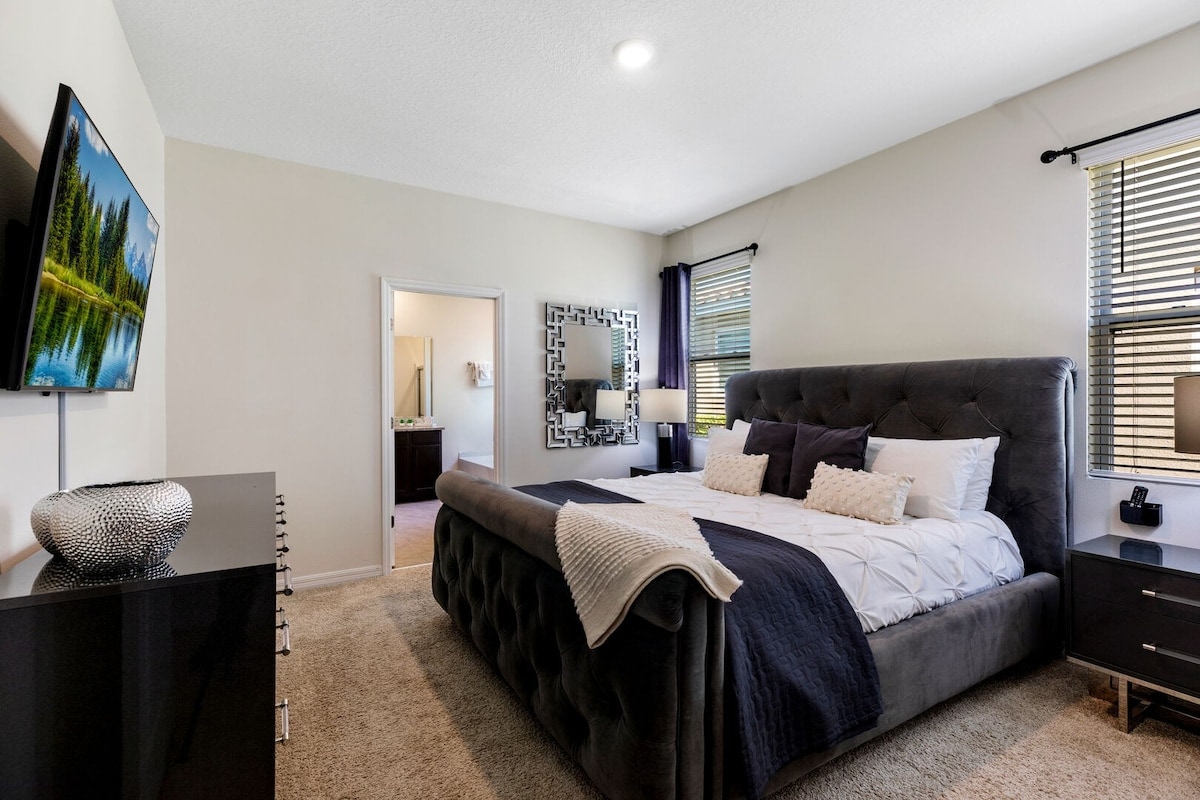 Ervaar de perfecte mix van comfort en verfijning in deze luxe kingsize suite. Het middelpunt is een zacht, kingsize bed versierd met beddengoed van hoge kwaliteit