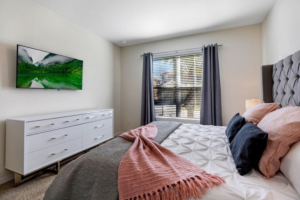 De suite beschikt over een moderne flatscreen-tv die strategisch is gepositioneerd voor een optimaal uitzicht vanuit het comfort van je bed, waardoor het ideaal is om je favoriete show bij te praten