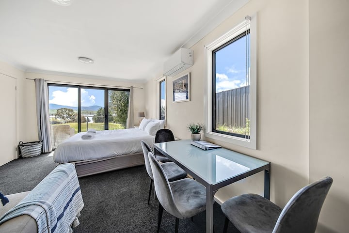 Studio L Lake & Mountain Views L Air-con L Parking - Jindabyne