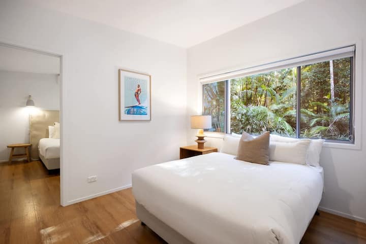 استرخ في منطقة السرير المزدوج المفتوحة في الفيلا، وهي زاوية مريحة بدون باب - مثالية للأطفال.