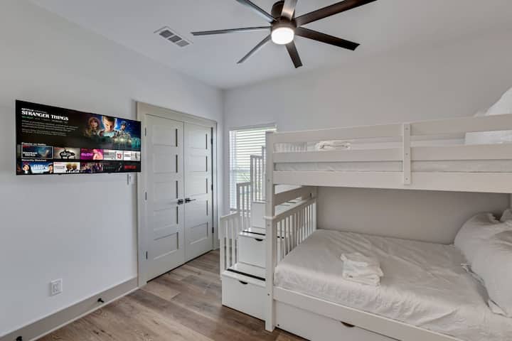 Ons stapelbed met uitschuifbare onderschuifbed biedt gezellige accommodaties