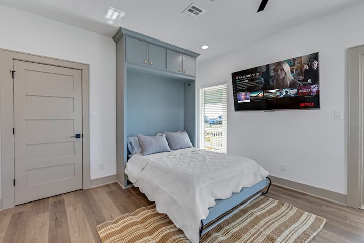 Ons queensize Murphy-bed, naadloos verborgen in de speelkamer om gezellige accommodaties te bieden