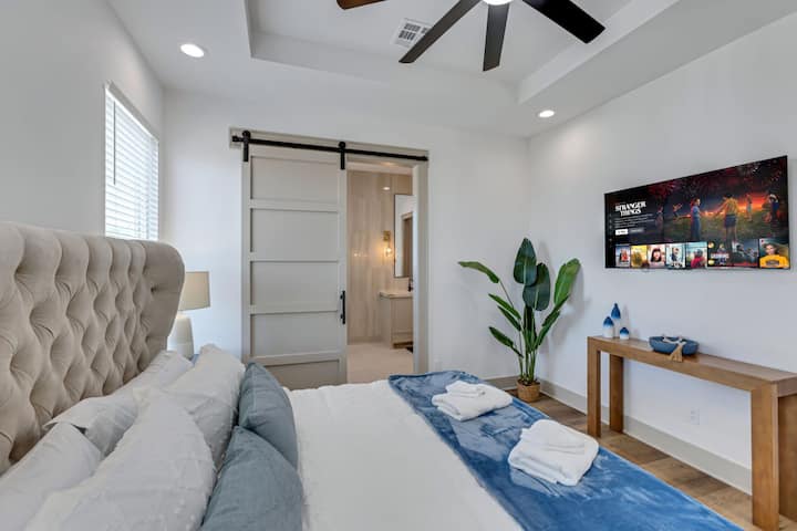 Geniet van luxe en comfort in onze oase van de hoofdslaapkamer, waar een kingsize bed op je wacht om te ontspannen