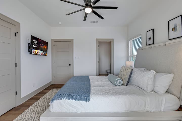 Wakker worden met sereniteit aan de kust in onze queensize slaapkamer met toegang tot het balkon