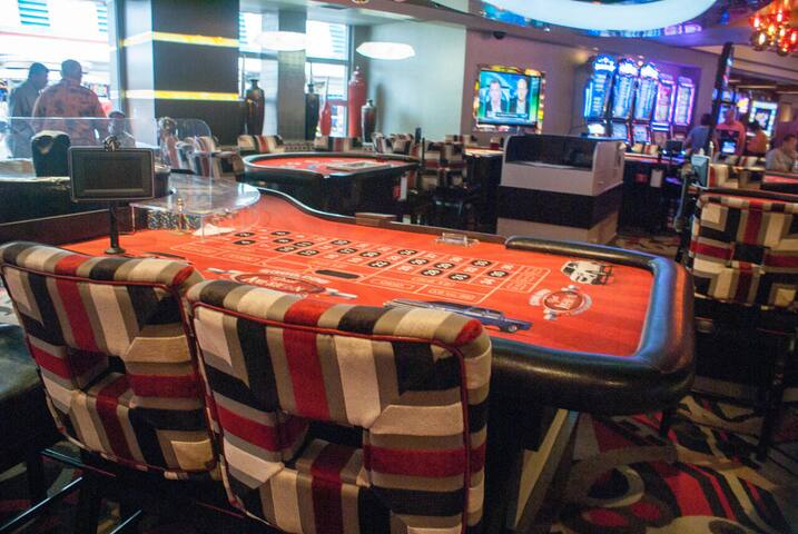 3 Deluxe Doubles at Golden Nugget Las Vegas! gallery image 4