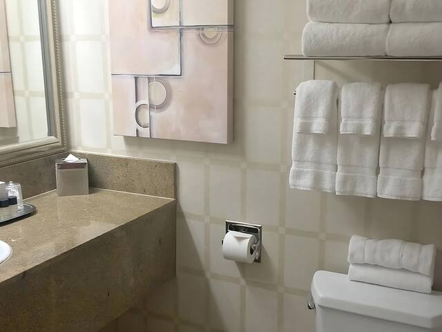 Golden Nugget Las Vegas, 3 Deluxe King Rooms! gallery image 2