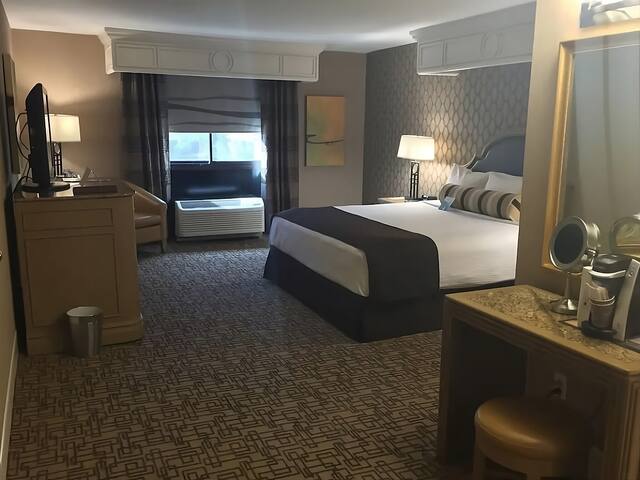 Golden Nugget Las Vegas, 3 Deluxe King Rooms! gallery image 3
