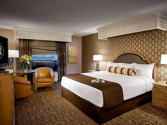 Golden Nugget Las Vegas, 3 Deluxe King Rooms! gallery image 4