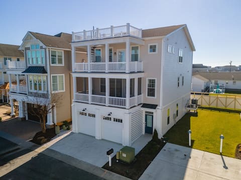 Coastal Comfort: 4BR 3BH House Pool & Rooftop Deck