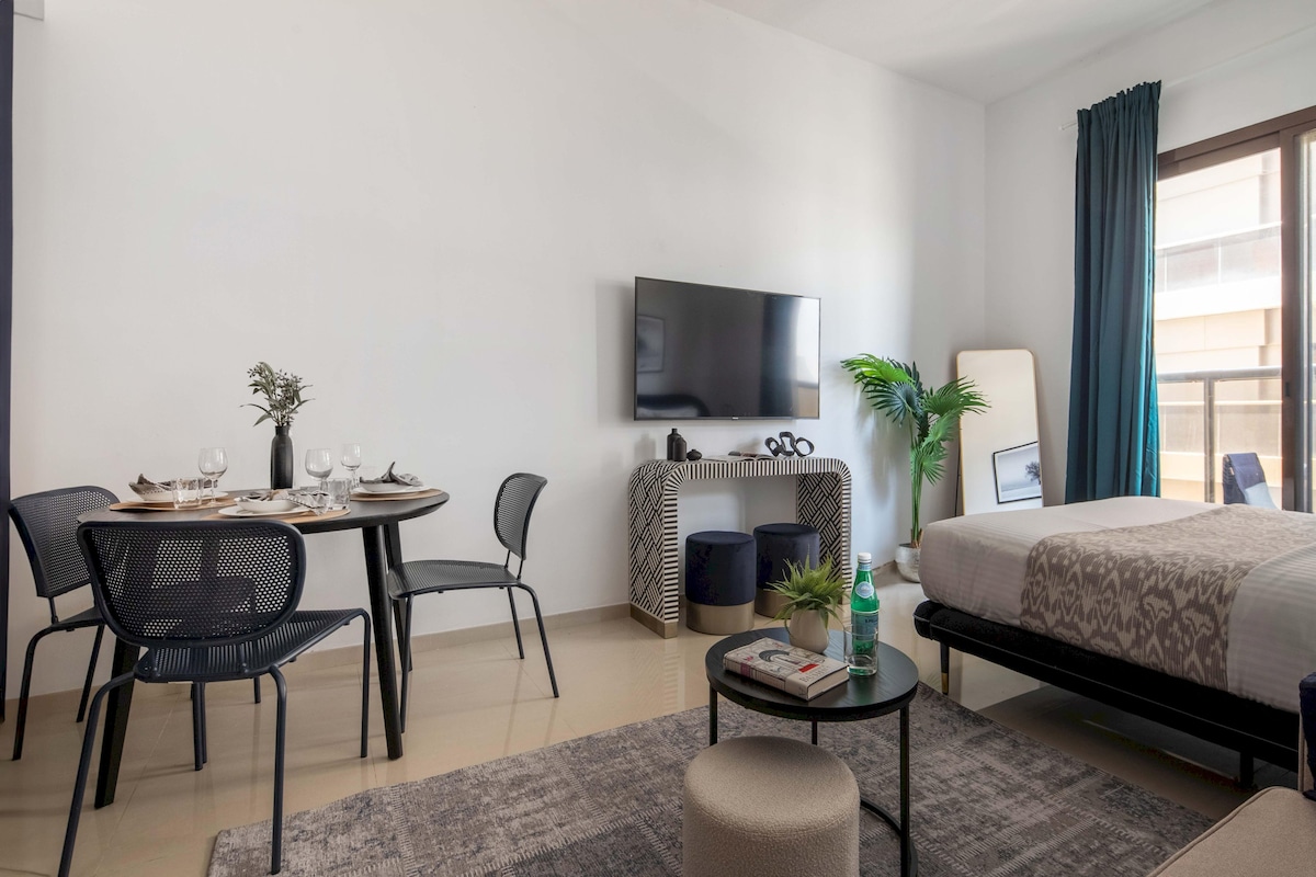 Top performing Airbnb: Spacious Sports City Studio w/ Golf Course Views! in Al Hebiah Fourth