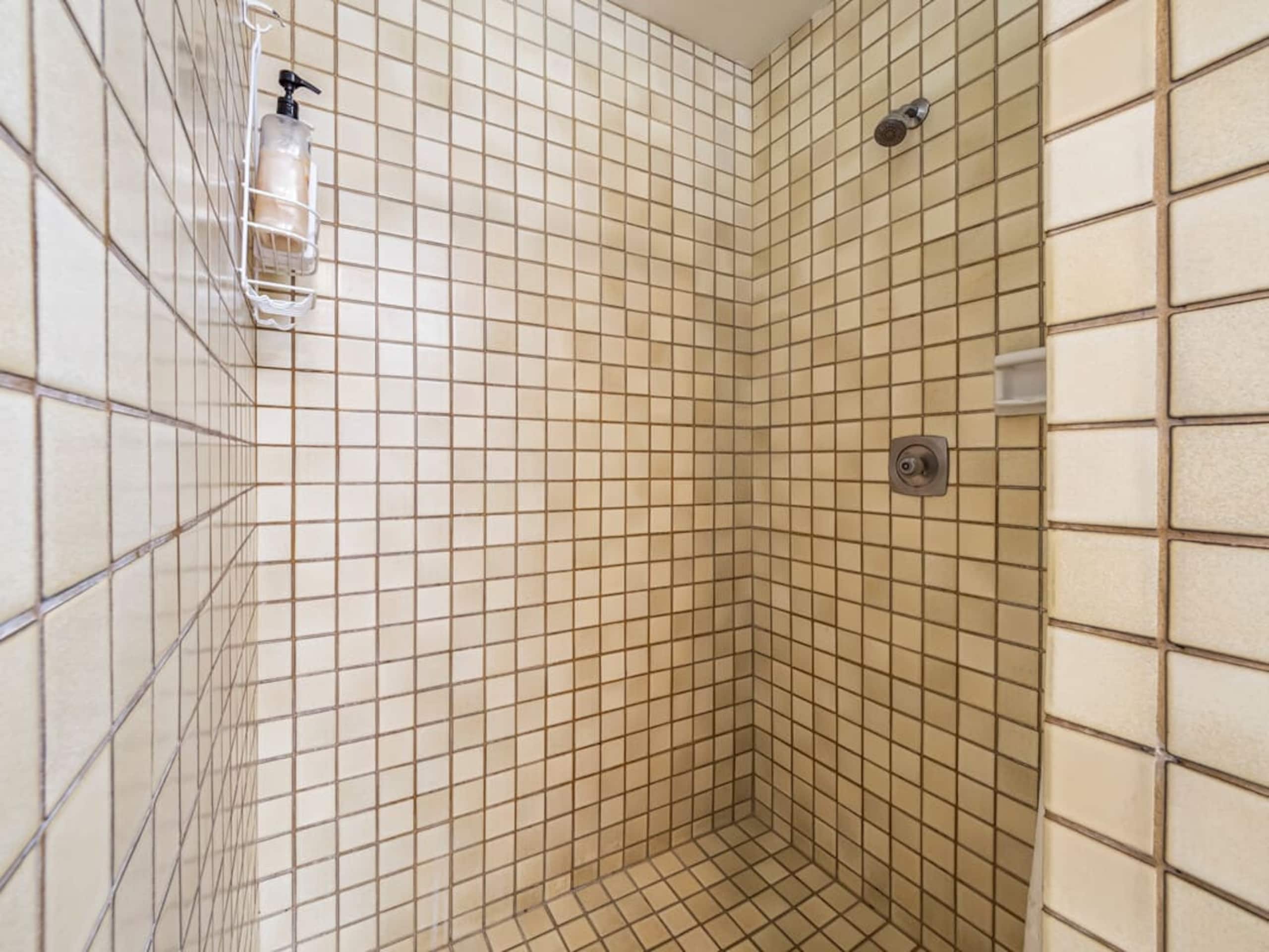 Condo in Kailua-Kona · ★4.7 · 2 bedrooms · 3 beds · 2 baths - Image 21