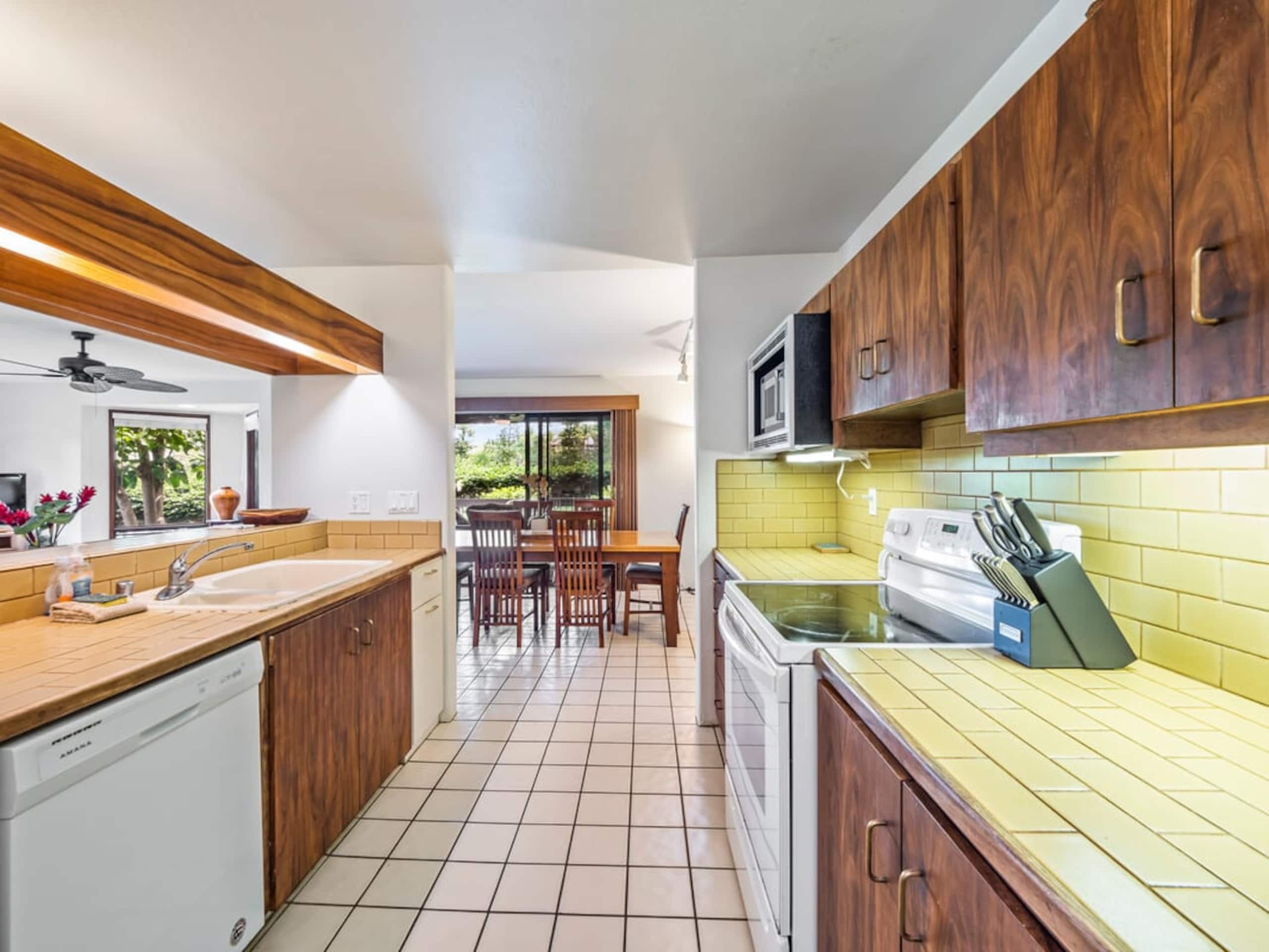 Condo in Kailua-Kona · ★4.7 · 2 bedrooms · 3 beds · 2 baths - Image 10