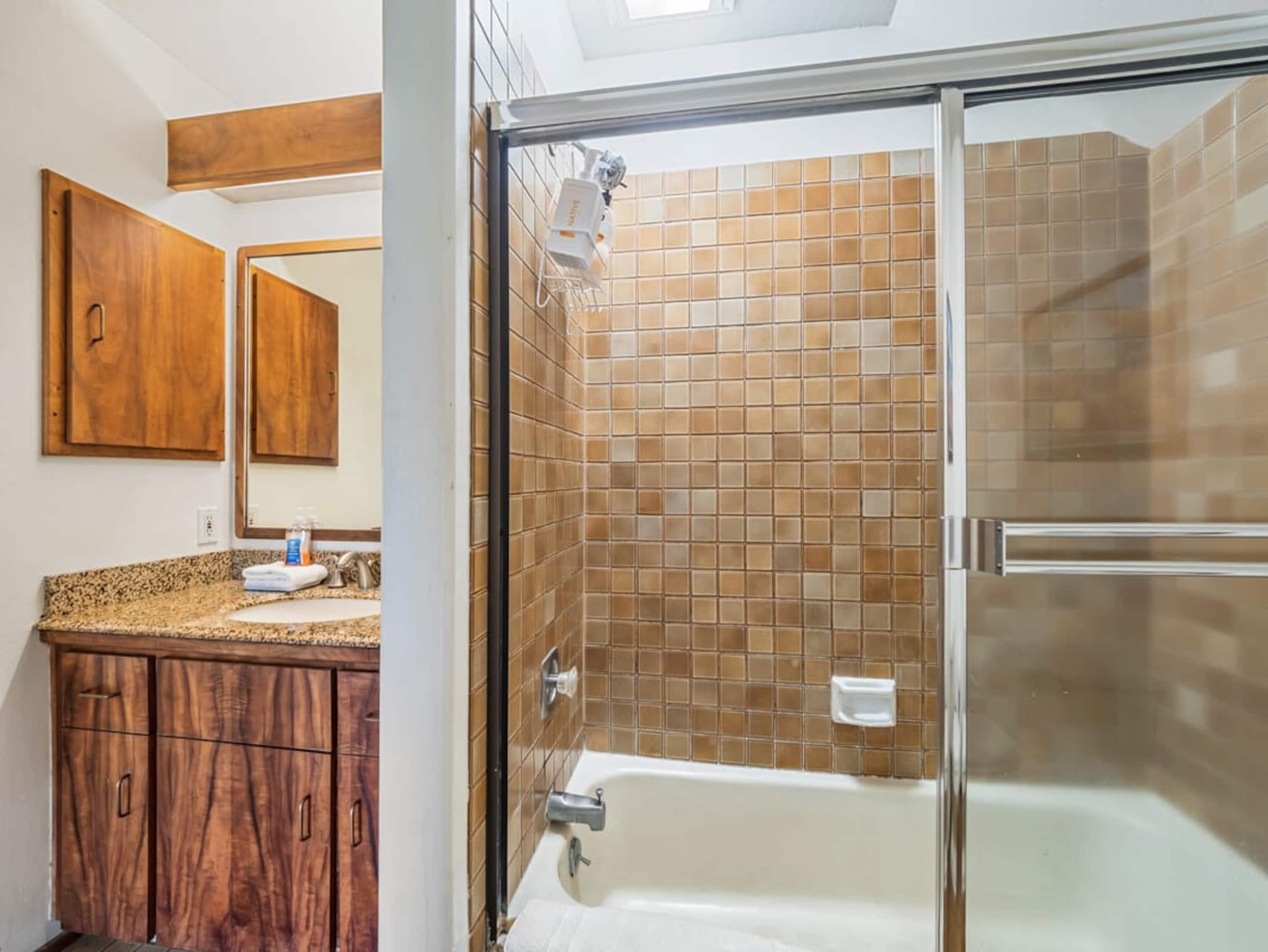 Condo in Kailua-Kona · ★4.7 · 2 bedrooms · 3 beds · 2 baths - Image 22