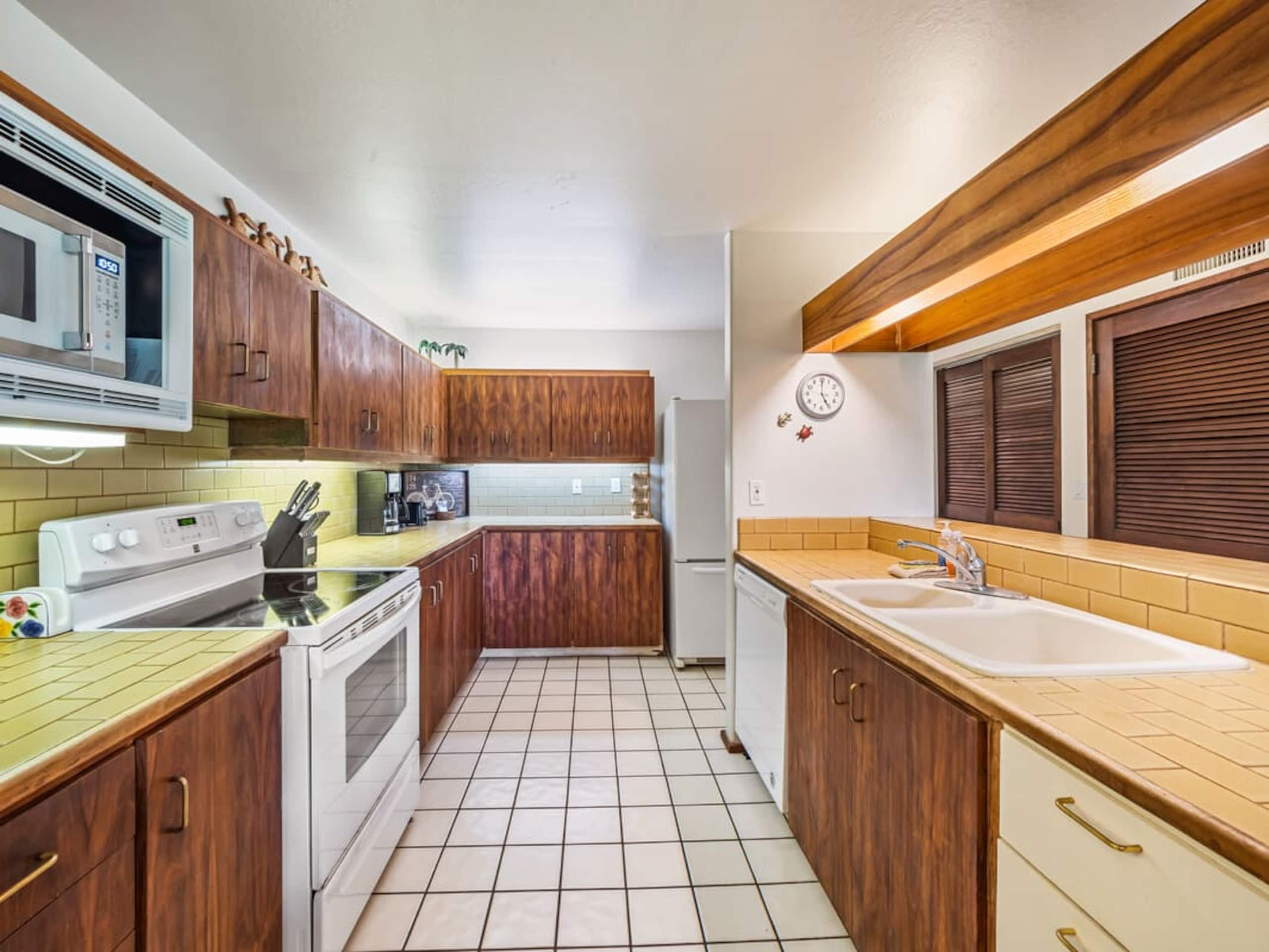 Condo in Kailua-Kona · ★4.7 · 2 bedrooms · 3 beds · 2 baths - Image 9
