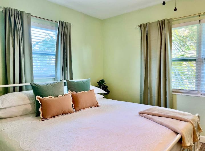 Zatemňovacie závesy vám umožnia spať v pokoji bez ohľadu na to, aké slnečné ráno je.