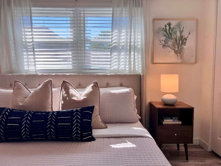 Teplé osvetlenie a dekorácie inšpirované pobrežím vytvárajú upokojujúcu atmosféru.