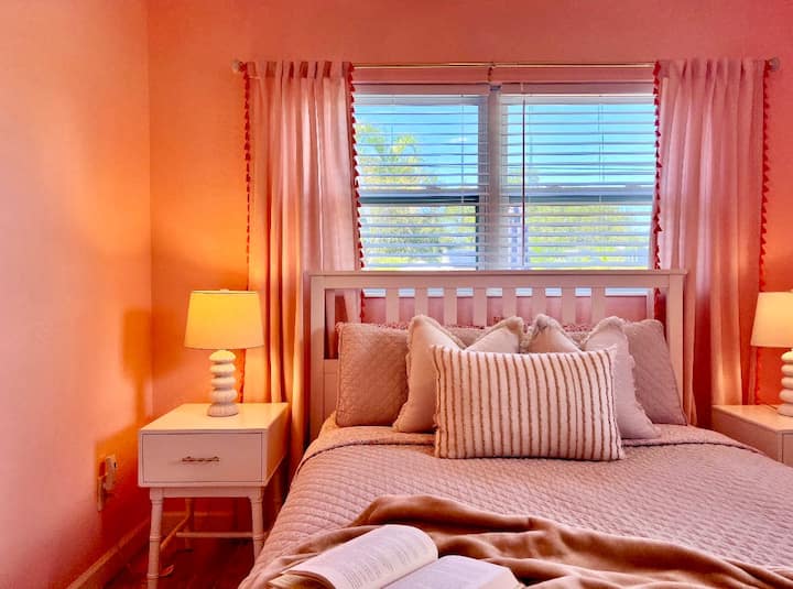 Útulná posteľ v plnej veľkosti s dekoráciami inšpirovanými koralmi dodáva veselý pobrežný nádych.