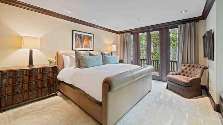 Bedroom 3, Lower Level  - King guest bedroom with private outdoor patio