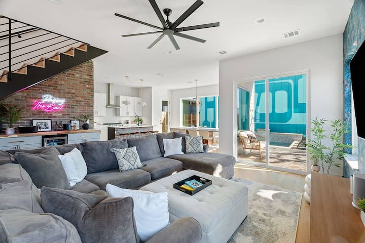 Howdy House | Heated Pool | Gas Grill | Sleep16+ gallery image 2