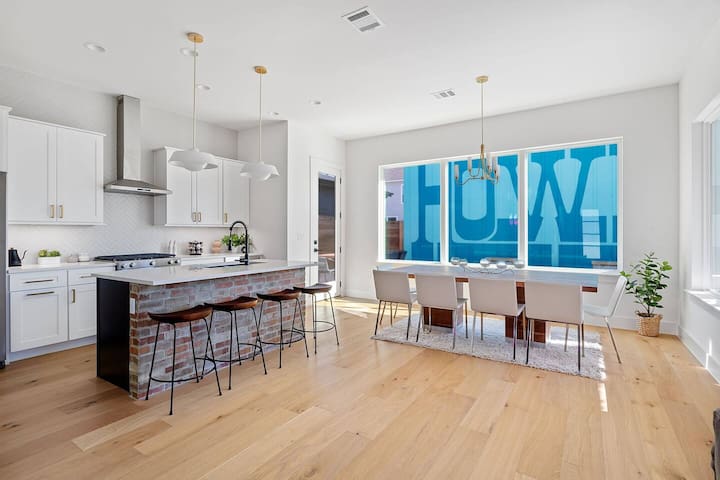 Howdy House | Heated Pool | Gas Grill | Sleep16+ gallery image 4