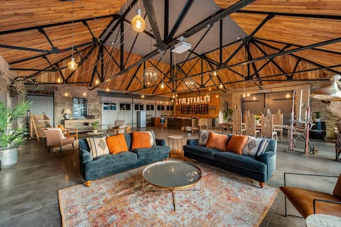 The Stables - unique conversion with hot tub!