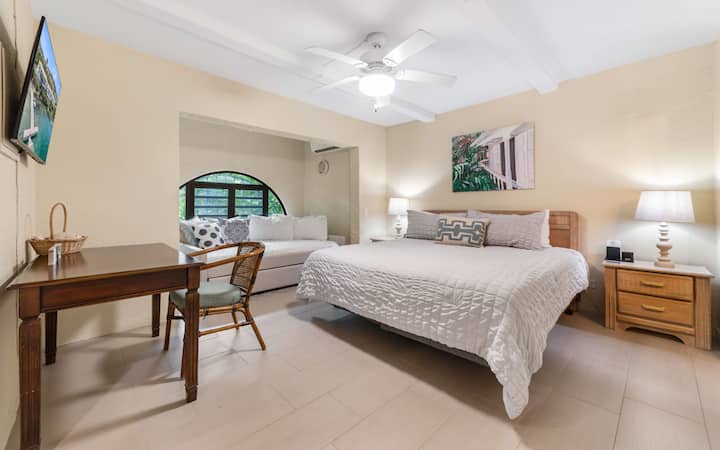 Slaapkamer 2 met kingsize bed, uitschuifbaar bed, koude airconditioning, een flatscreen-tv en een eigen badkamer.