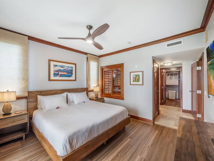 Primárna spálňa s manželskou posteľou King a televízorom