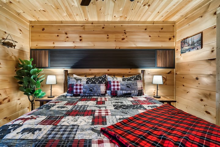 こちらはキングサイズベッドを備えたセカンダリベッドルームです。