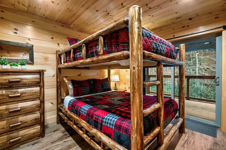 こちらはクイーンの二段ベッドルームで、上のデッキに直接アクセスでき、ゲームルームに最も近いです。