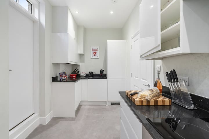 Chic 2 Bed Maisonette in Mayfair 32A gallery image 5