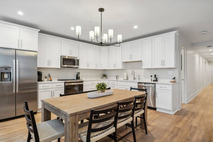 Elegant 5BD Unit Downtown | Walk to French Quarter gallery image 3